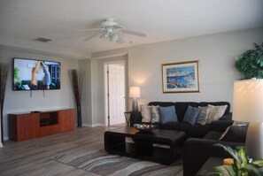 TV - Beautiful home, lake front, private pool, free Wi-Fi (Kissimmee)