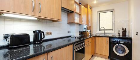 Apartment (2 Bedrooms) | Private kitchen | Full-sized fridge, microwave, oven, stovetop