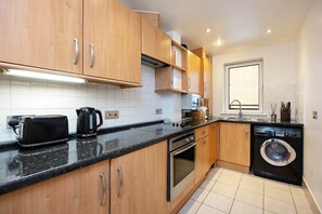 Apartment (2 Bedrooms) | Private kitchen | Full-sized fridge, microwave, oven, stovetop - At Home in Marylebone (London)