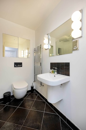 Lägenhet (2 Bedrooms) | Badrum | Dusch, gratis toalettartiklar, hårtork och handdukar