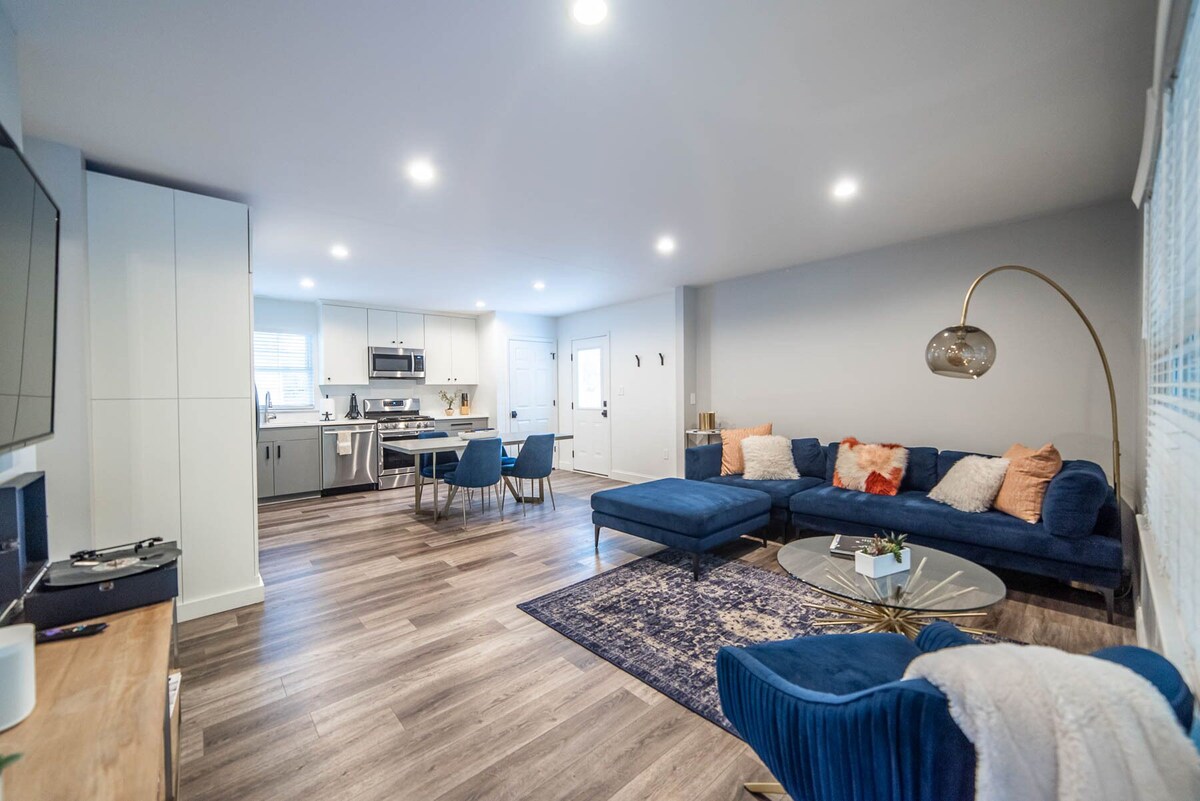 4BR Modern House w/ Fenced in Backyard by Mansion™