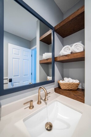 Duschwanne, Haartrockner, Handtücher, Seife