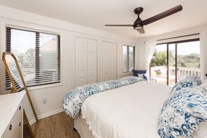 3 habitaciones, tabla de planchar con plancha y cuna de viaje