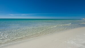 En strand med klart vatten och en sandstrand.