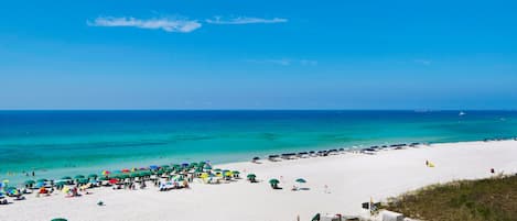Plage, chaises longues
