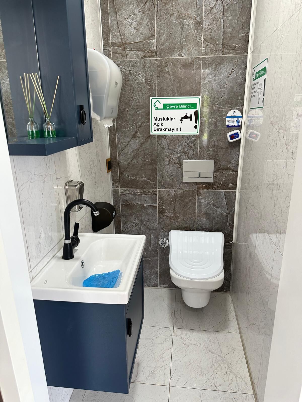 Quadruple Room | Bathroom | Shower, rainfall showerhead, free toiletries, hair dryer