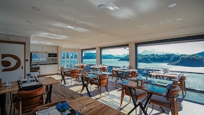 Hi ha 2 restaurants i s'hi serveixen esmorzars; plats de cuina turca