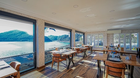 2 restaurantes; se sirve desayuno, almuerzo y cena; cocina turca