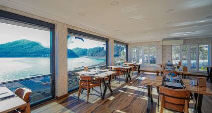 Dolphin Boutique Hotel & Restaurant