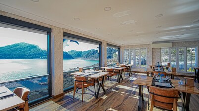 Dolphin Boutique Hotel & Restaurant