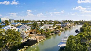 Zona residencial frente al agua, con casas, un puerto deportivo y un río.