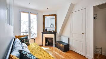 1 slaapkamer, een bureau, een strijkplank/strijkijzer, wifi