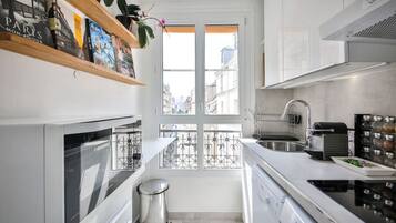Fridge, microwave, oven, dishwasher