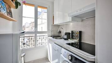 Een koelkast, een microgolfoven, een oven, een vaatwasser