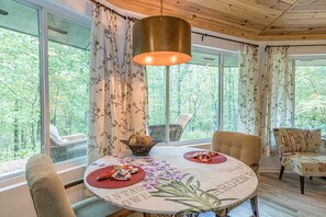 Dining - 🌳Forest 🔥Fireplace🆒Vibe📺ROKU🍷Wineries🔥Fire Pit 🛏️Queen 🍔Grill 🌎Nature  (Dahlonega)
