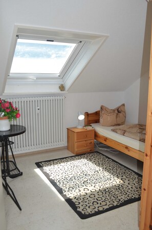 2 bedrooms, WiFi, bed sheets - 3-room vacation apartment Bechinger, shower/WC, 54 sqm, attic - Haus Bechinger (Markdorf)
