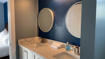 Ducha, secador de pelo, toallas, jabón