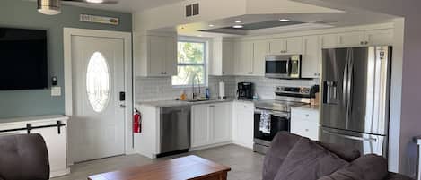 Een koelkast, een magnetron, een oven, een kookplaat