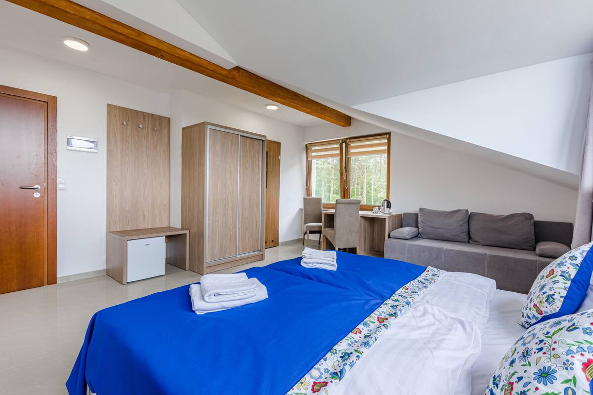 Comfort-Doppel- oder -Zweibettzimmer | 1 Schlafzimmer, Zimmersafe, Schreibtisch, laptopgeeigneter Arbeitsplatz