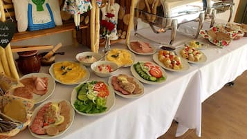 Daily buffet breakfast (PLN 40 per person)