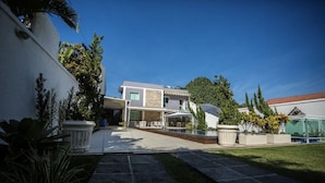 Et moderne hus med terrasse, pool og velplejet have.
