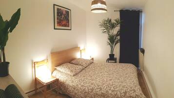 4 slaapkamers, een bureau, een strijkplank/strijkijzer, reisbedje