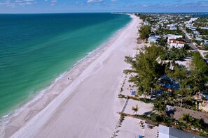 Beach nearby - Charming Ground Level Resort Style 3 unit Condo  - unit C (Holmes Beach)