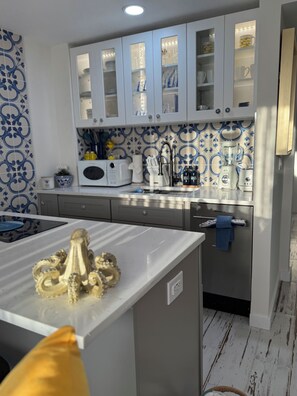 Refrigerador, microondas, horno y lavavajillas