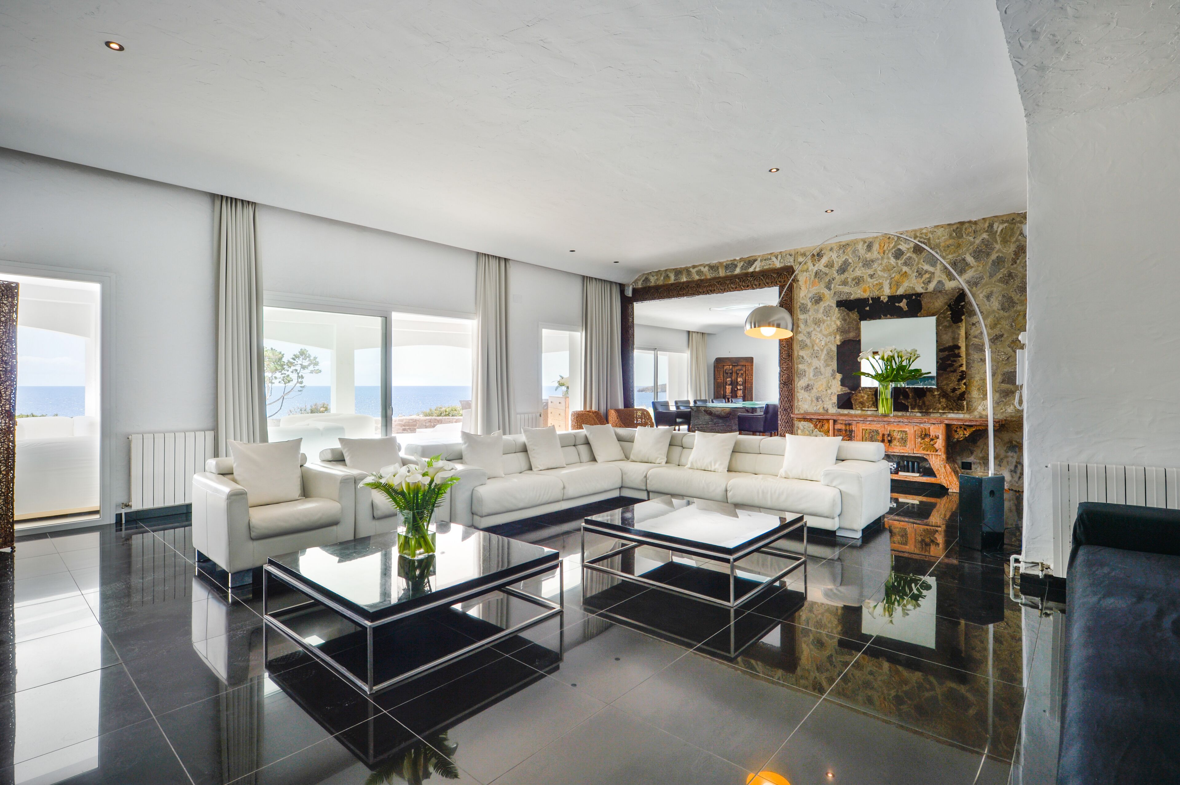 Smart TV, chimenea y estéreo 