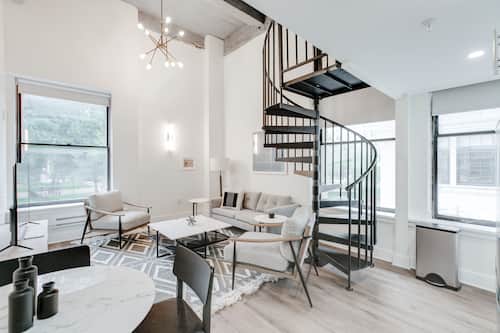 Loft, 1 habitación, en esquina | Zona de estar | Televisión de 45 pulgadas con canales digitales, servicios de streaming