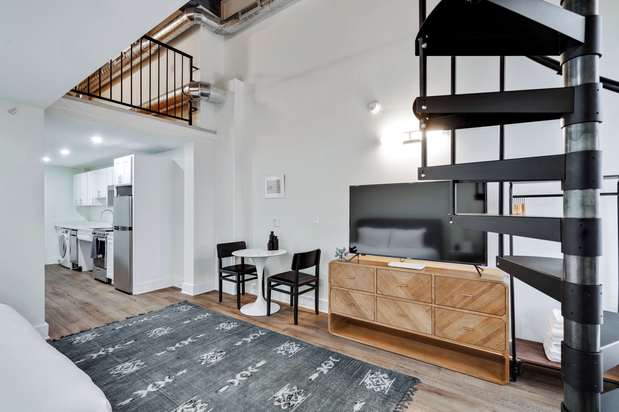 Een modern appartement met een keuken, een eetgedeelte en een woonkamer.