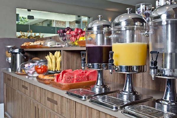 Café da manhã completo grátis todos os dias