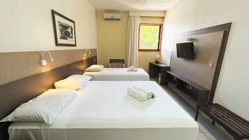 Habitación triple Deluxe | Minibar, escritorio, wifi gratis y ropa de cama