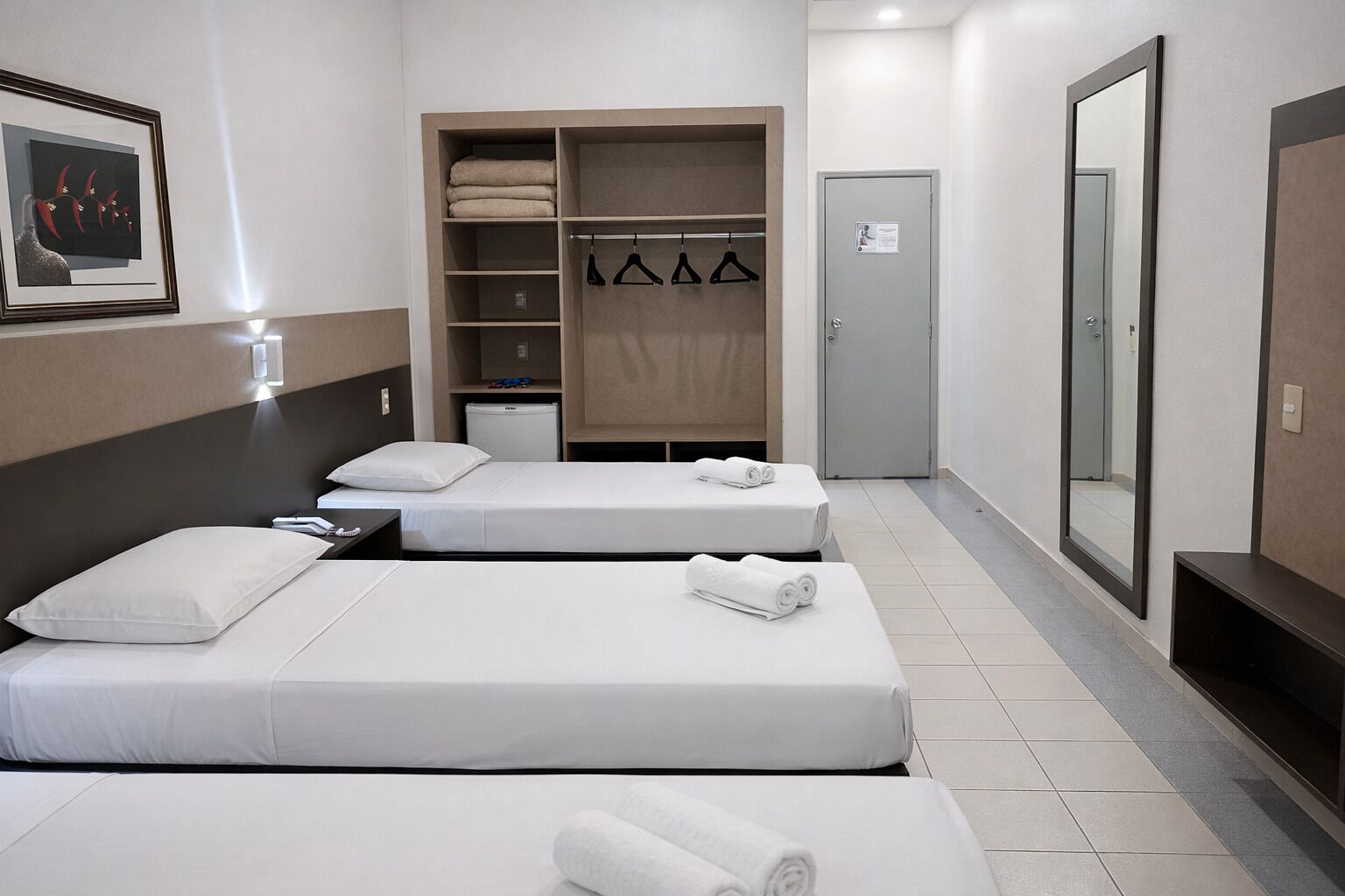 Kolmen hengen deluxe-huone, 3 yhden hengen sänkyä | Minibaari, työpöytä, ilmainen Wi-Fi, vuodevaatteet