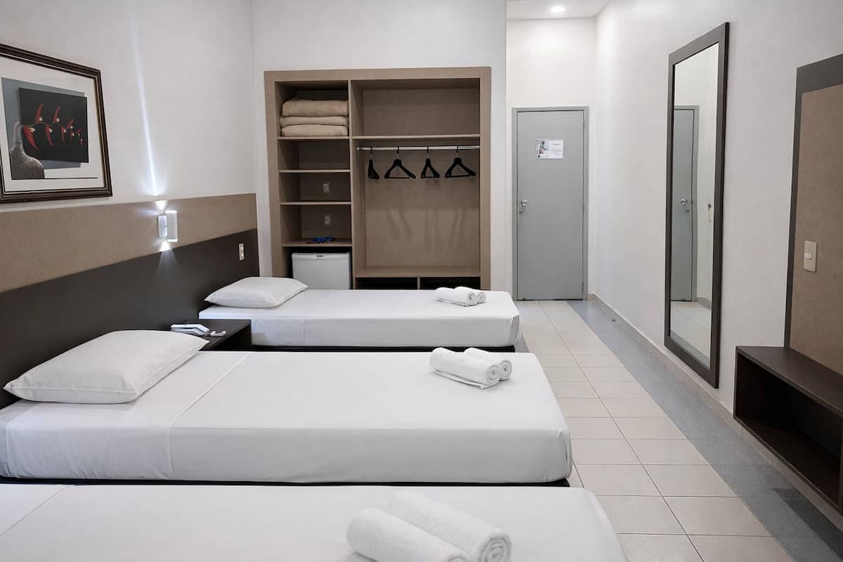 Habitación triple Deluxe, 3 camas individuales | Minibar, escritorio, wifi gratis y ropa de cama