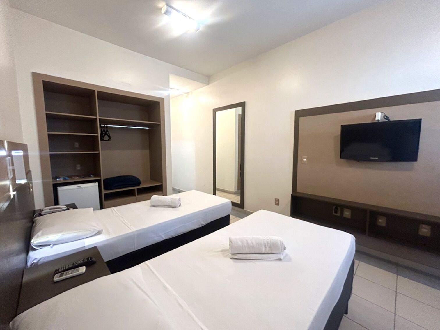 deluxe twin room | 1 bedroom, minibar, desk, free wifi