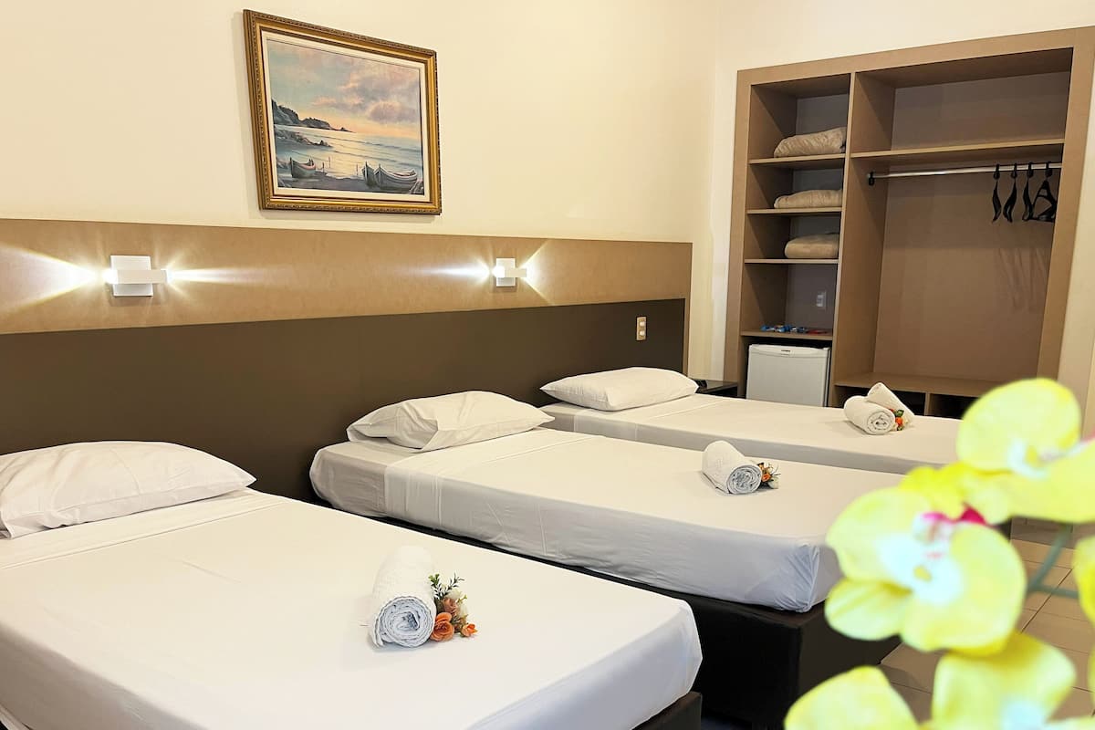 Deluxe-Dreibettzimmer, 3 Einzelbetten | Minibar, Schreibtisch, kostenloses WLAN, Bettwäsche