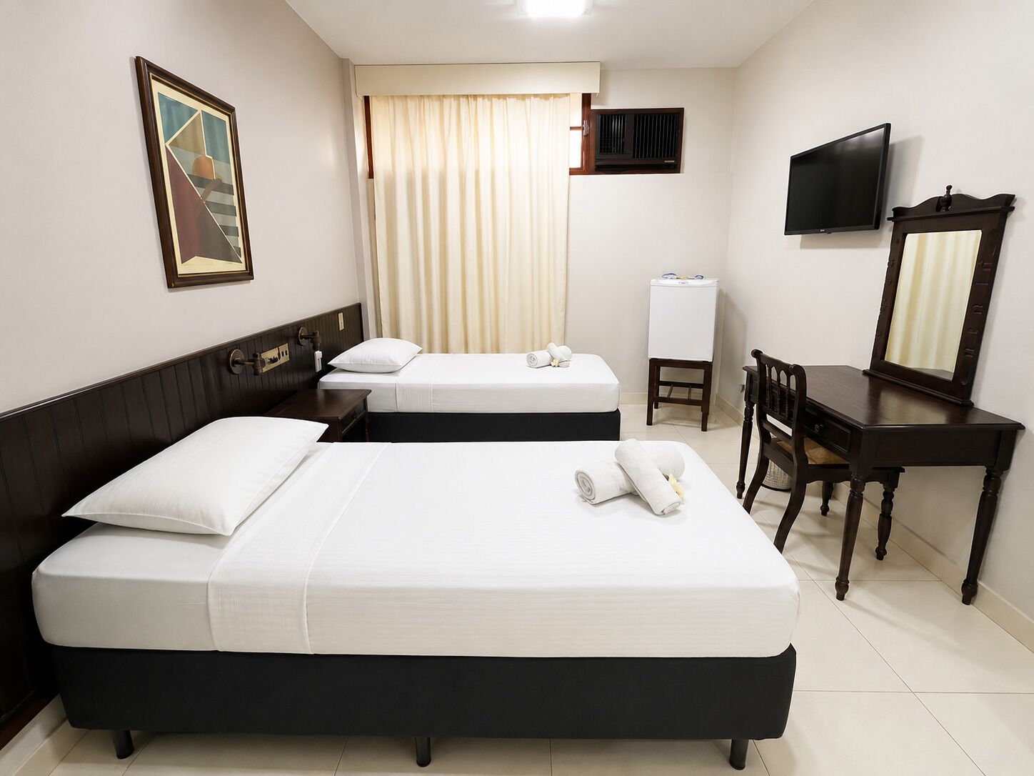 Standard Twin Room | Bar mini, meja, Wi-fi percuma, cadar katil 