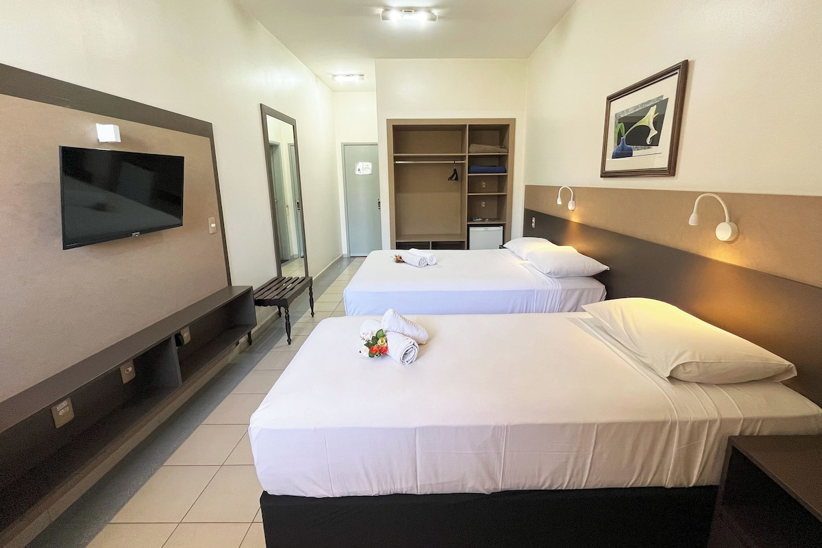 Habitación triple Deluxe | Minibar, escritorio, wifi gratis y ropa de cama