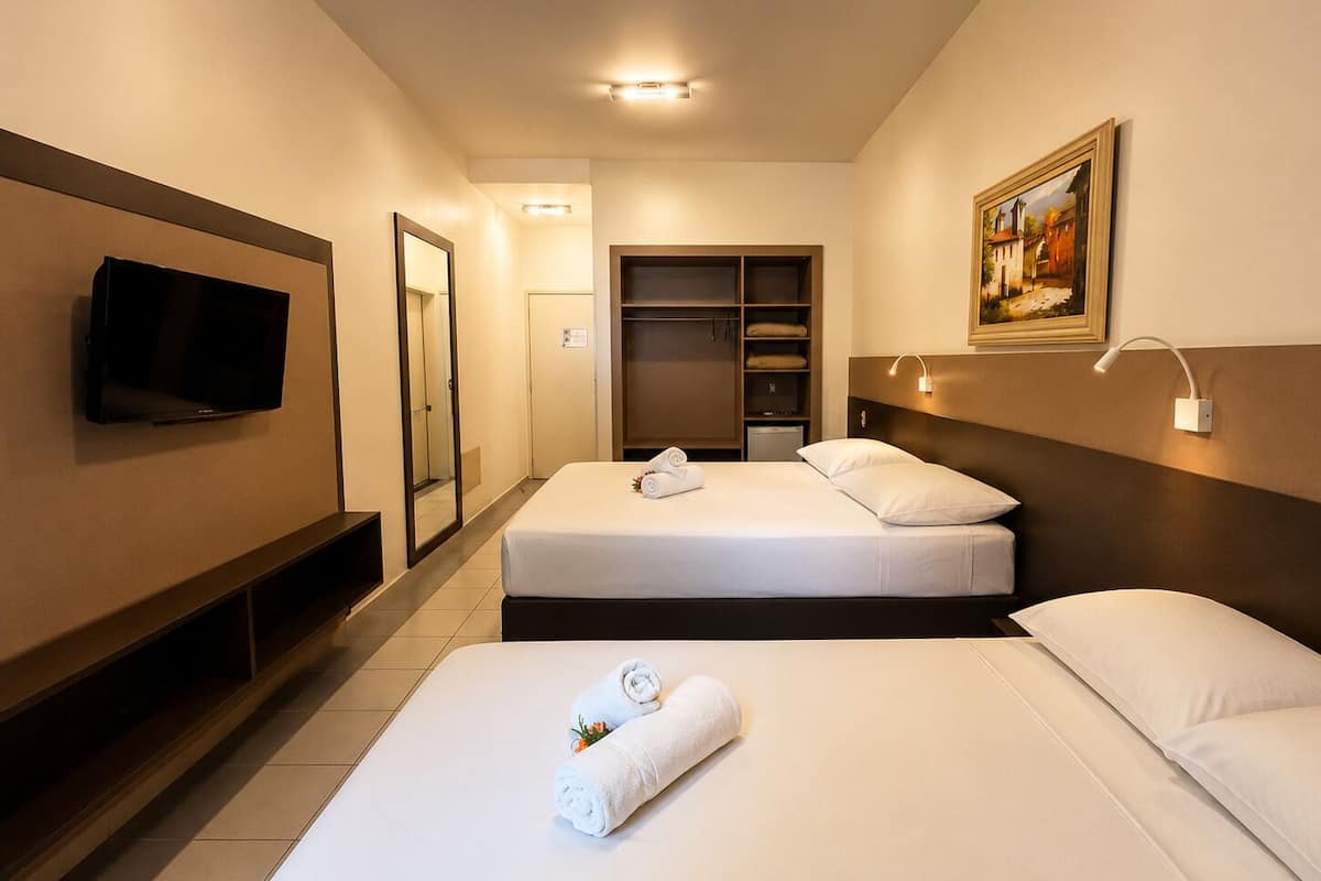 Deluxe-Dreibettzimmer | Minibar, Schreibtisch, kostenloses WLAN, Bettwäsche