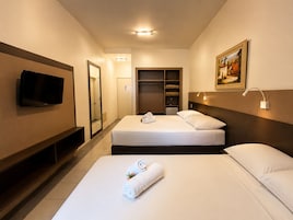 Minibar, escritorio, wifi gratis y ropa de cama