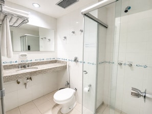 Kahden hengen deluxe-huone (kaksi sänkyä) | Kylpyhuone | Ilmaiset hygieniatuotteet, hiustenkuivaaja, pyyhkeet