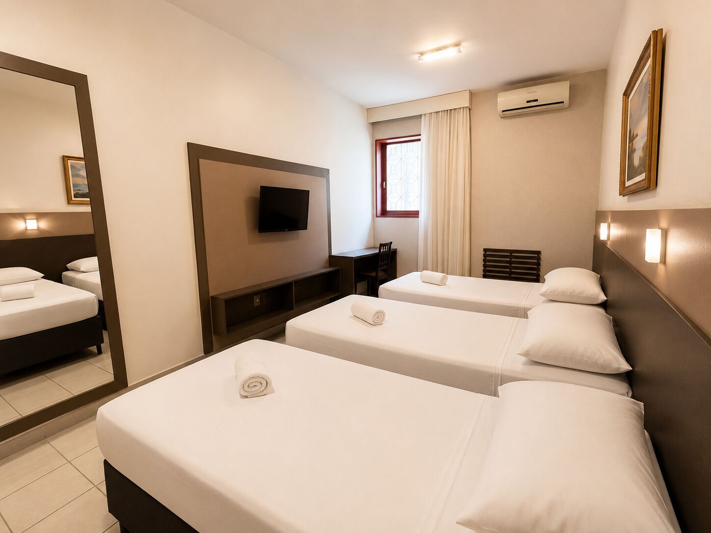 Quarto triplo luxo, 3 camas de solteiro | Frigobar, escrivaninha, Wi-Fi de cortesia, roupa de cama