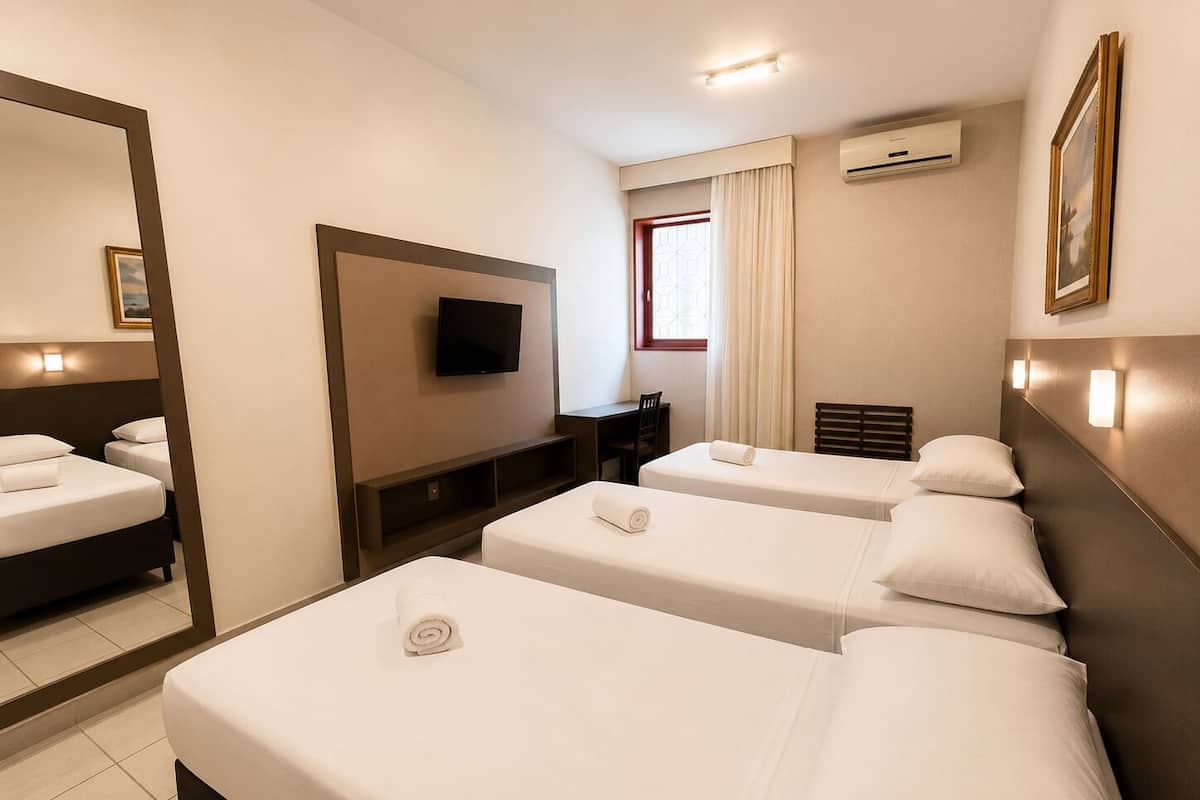 Deluxe-Dreibettzimmer, 3 Einzelbetten | Minibar, Schreibtisch, kostenloses WLAN, Bettwäsche