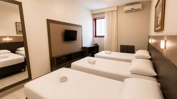 Quarto triplo luxo, 3 camas de solteiro | Frigobar, escrivaninha, Wi-Fi de cortesia, roupa de cama