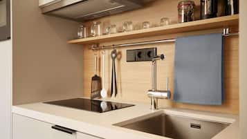 Grand réfrigérateur, micro-ondes, plaque de cuisson, lave-vaisselle
