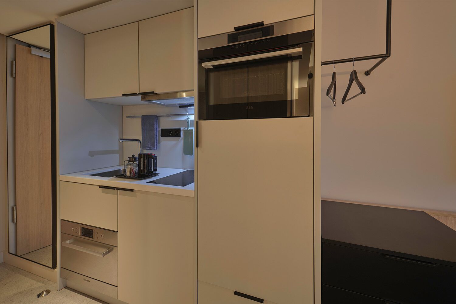 Private kitchen | Full-size fridge, microwave, stovetop, dishwasher