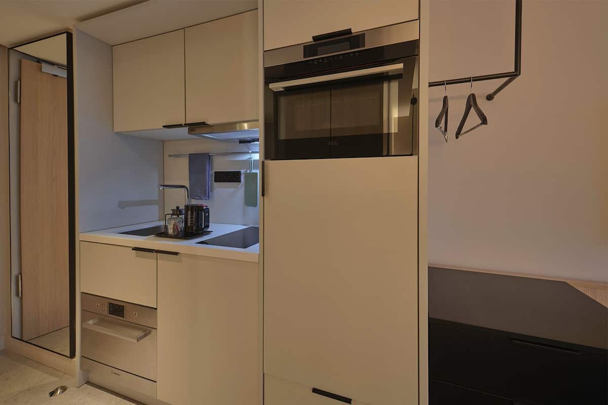Private kitchen | Full-size fridge, microwave, stovetop, dishwasher