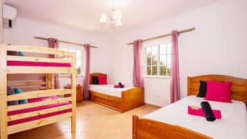 3 chambres, coffres-forts dans les chambres, fer et planche Ă repasser