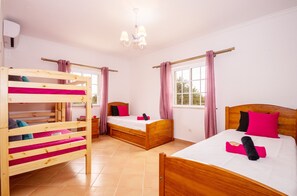 3 bedrooms, in-room safe, iron/ironing board, free WiFi - Elegant villa with BBQ and heatble pool (Armação de Pêra)